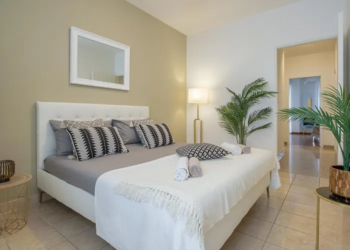 Lux Station Apartment